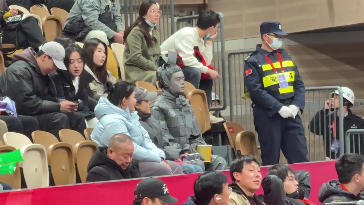 有特色！有球迷COS成兵马俑来看CBA俱乐部杯赛